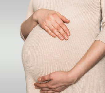Bauch einer schwangeren Frau symbolisiert Mommy Makeover
